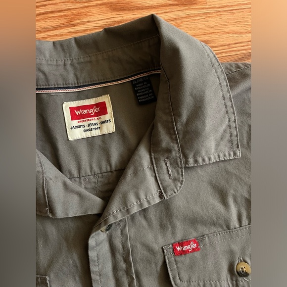 Men’s Wrangler Short Sleeve Button Up Bundle *Large & XL* - Picture 3 of 7